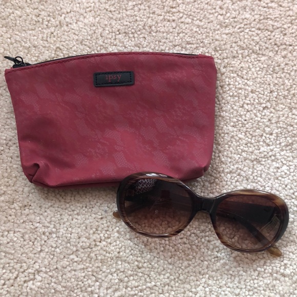 Cosmetic bag with sunglasses 🕶 - Picture 1 of 1